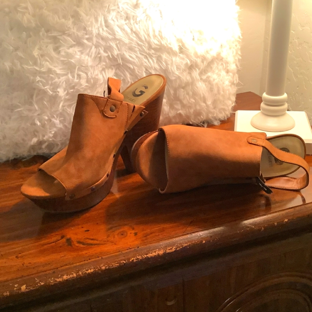 Guess size 10 faux suede/leather platform sandal